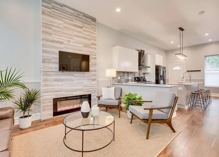 Private Deck And Backyard Perfect For Your Entire Group! Walk To The United Center Home
