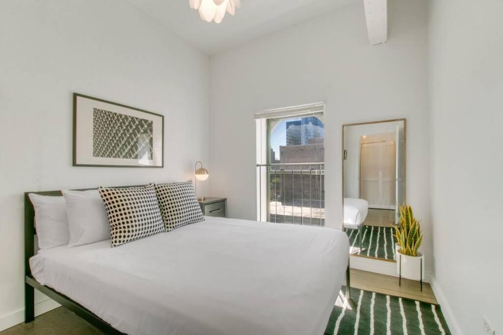 West Loop 1br With In-unit Laundry - 301 Apartment