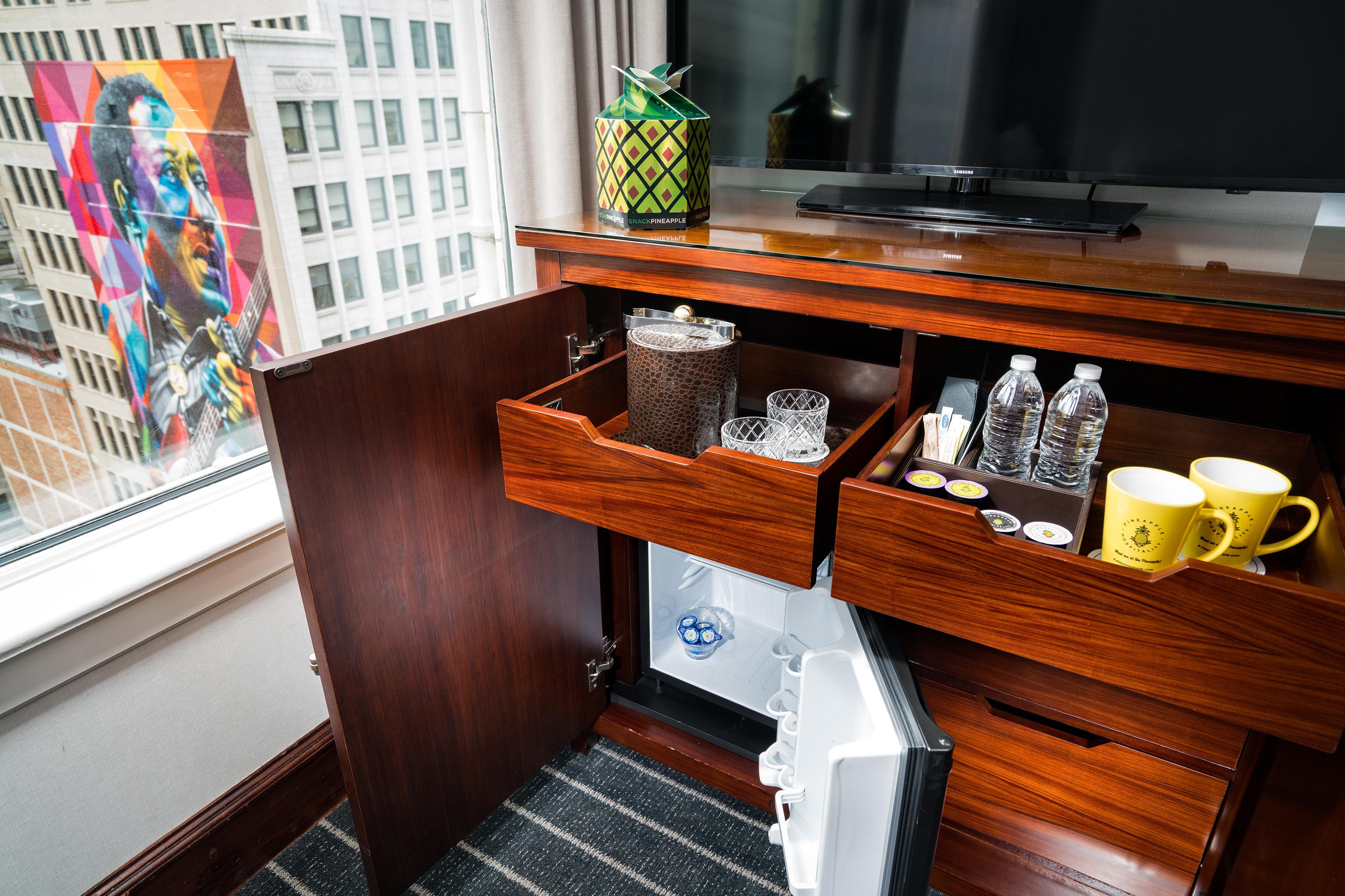 Hotel Staypineapple, An Iconic Hotel, The Loop Chicago