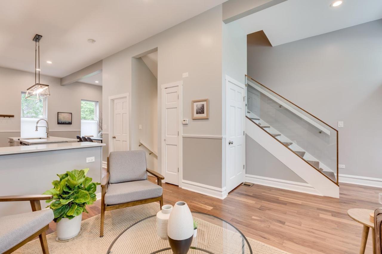 Private Deck And Backyard Perfect For Your Entire Group! Walk To The United Center Holiday home