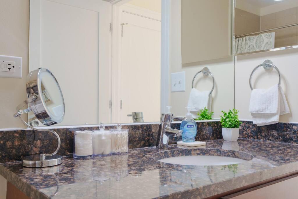 Chic & Elegant 4br Retreat Near Uchi With Laundry Apartment *