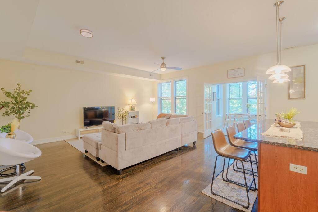 Chic & Elegant 4br Retreat Near Uchi With Laundry Apartment