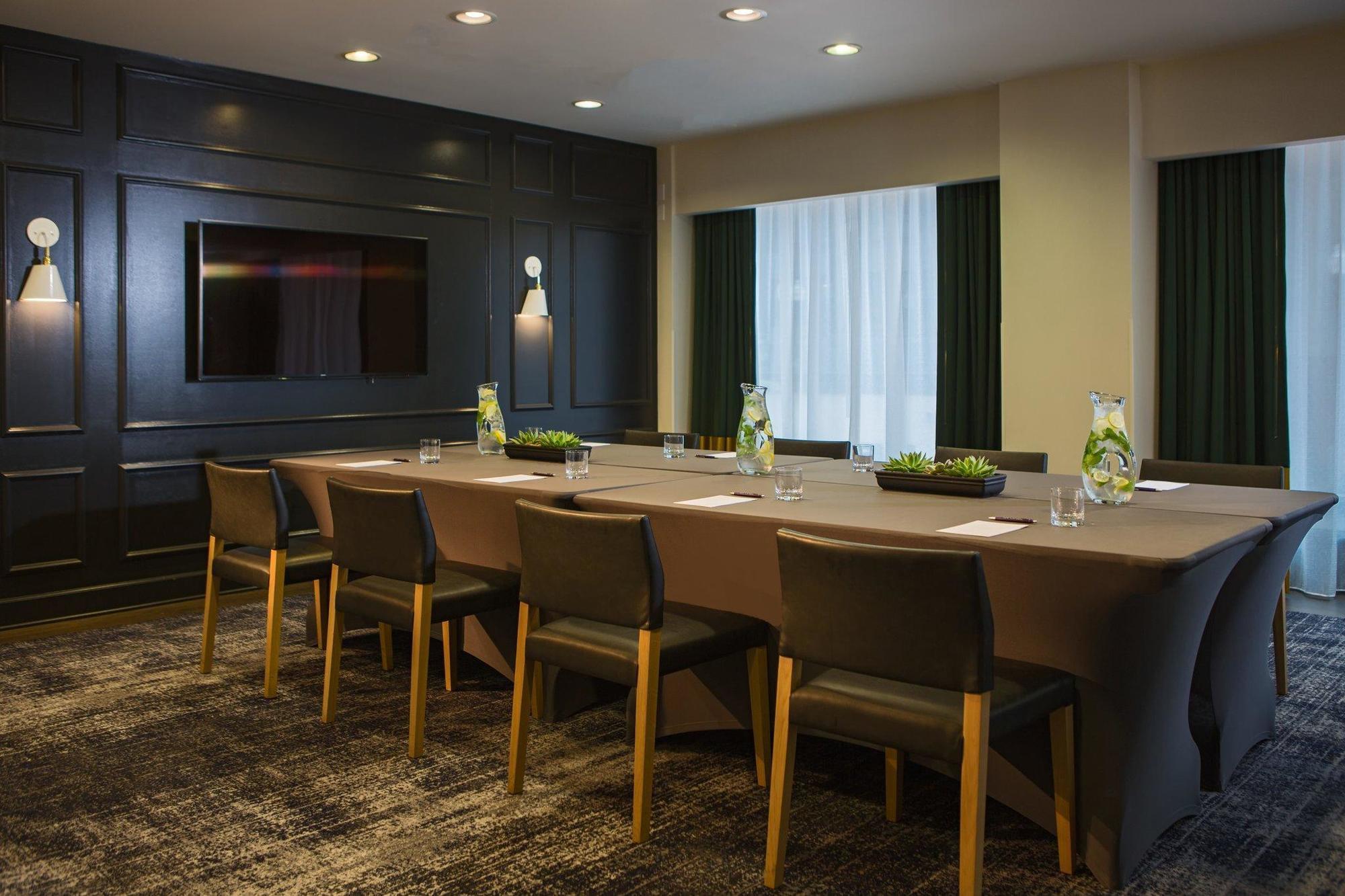 Staypineapple, An Iconic Hotel, The Loop 4*