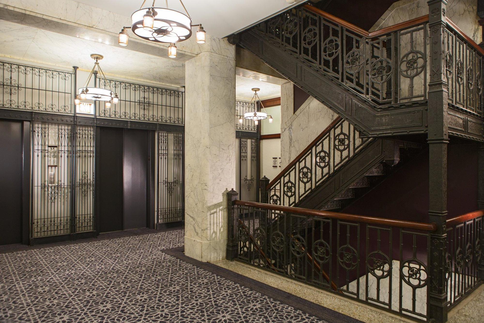 Hotel Staypineapple, An Iconic Hotel, The Loop Chicago
