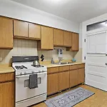 1Br Contemporary Apt With Laundry Facility - Lockwood 1 & 2