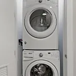 1-Bedroom Minimalist Apt With Laundry - Crosby 204