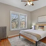 3Br Inviting Apartment With In-Unit Washer & Dryer - Touhy 3N