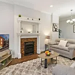 Live The Dream In Wrigleyville\'S 3Br Gem