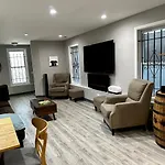 Cozy & Spacious In Irving Park