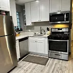 Cozy & Spacious In Irving Park