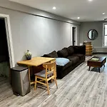 Cozy & Spacious In Irving Park