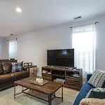 Lincoln Park Living - Suite 2