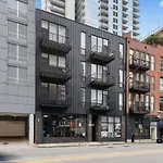 Chic River North Condo 2Br 2Ba With Private Balcony