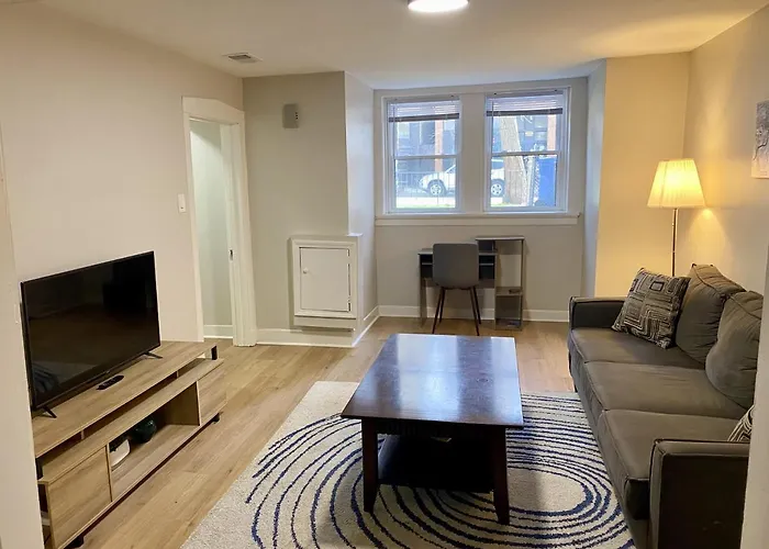 Lincoln Park Apartment With Backyard!
