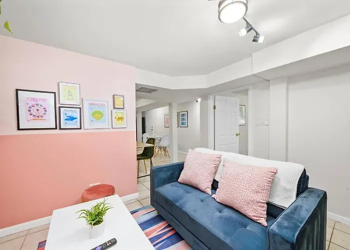 Walk To Train L Near Attractions And Ord L Free Parking L Patio