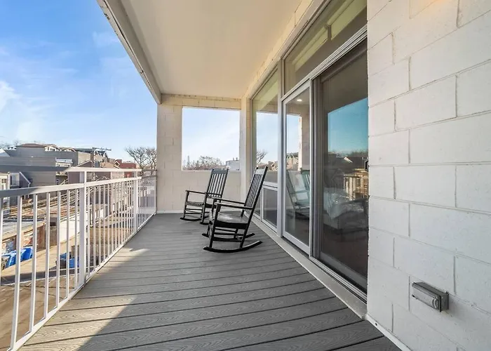 Large 4-Bedroom Upscale Apartment W Rooftop