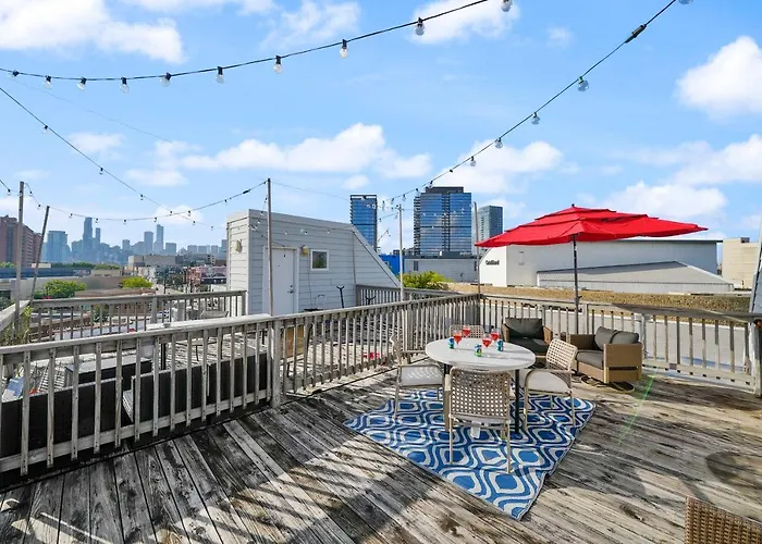 City-View Chicago 3-Br Rooftop
