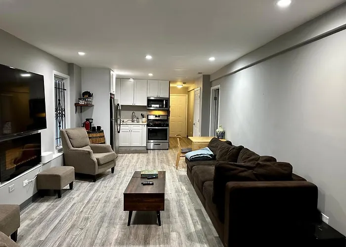 Cozy & Spacious In Irving Park
