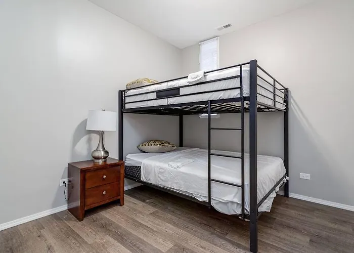 Suite 1 On Southport 4 Queen Beds