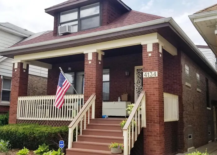 Well-Appointed Cozy Portage Park Apt, Dogs, Kids, Free Parking, 420 Compliant