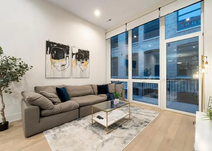 Chic River North Condo 2Br 2Ba With Private Balcony
