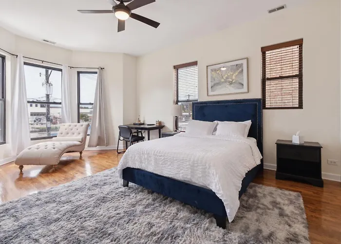 Apartment Near Downtown & Uchicago Condo