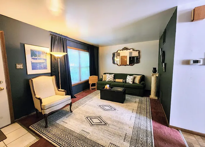 2 Bedroom Home 6 Mins To United Center With Parking