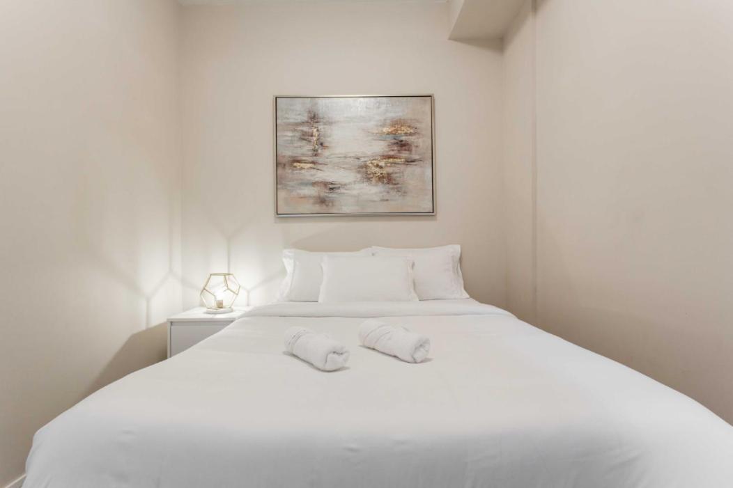 The Double Play - 1 Min Walk To Wrigley! Spacious 2br - Perfect For Cubs Fans!