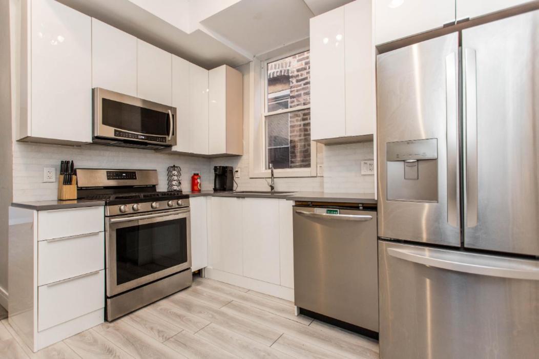 The Double Play - 1 Min Walk To Wrigley! Spacious 2br - Perfect For Cubs Fans! *