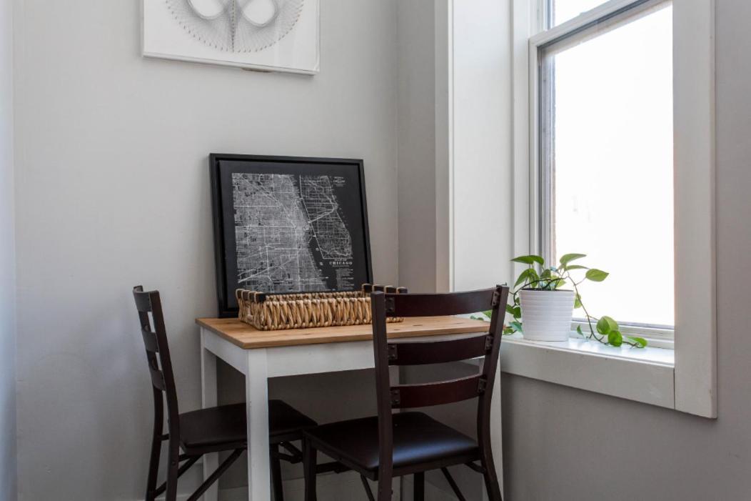 The Double Play - 1 Min Walk To Wrigley! Spacious 2br - Perfect For Cubs Fans! *