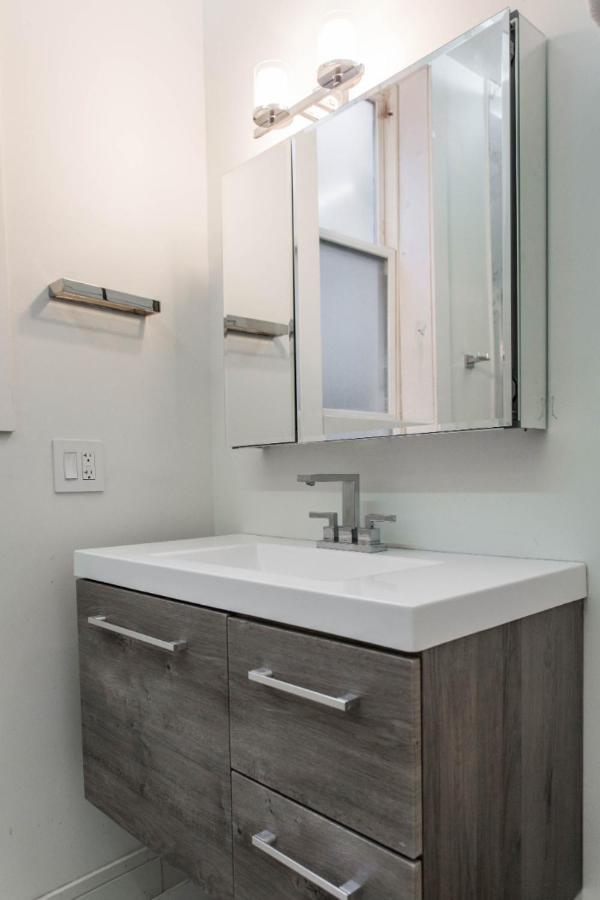 The Double Play - 1 Min Walk To Wrigley! Spacious 2br - Perfect For Cubs Fans! Apartment