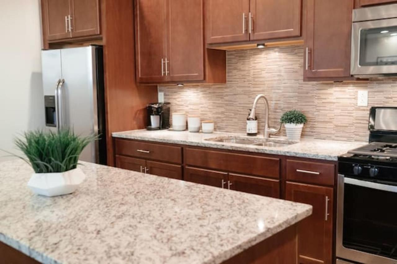 Apartment 2br Airy & Tidy With Free Covered Parking - Modern