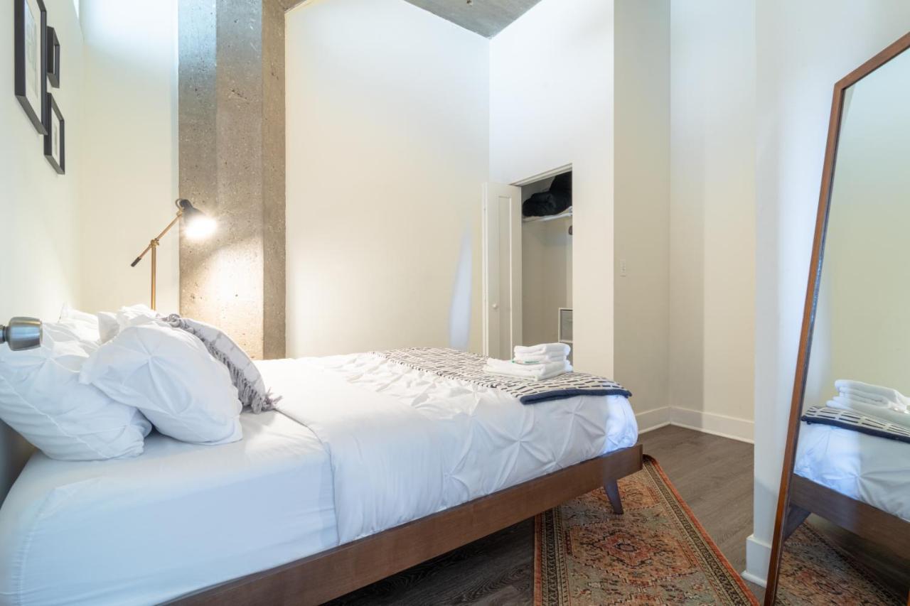 Mccormick Place: Modern Downtown Loft With Optional Parking