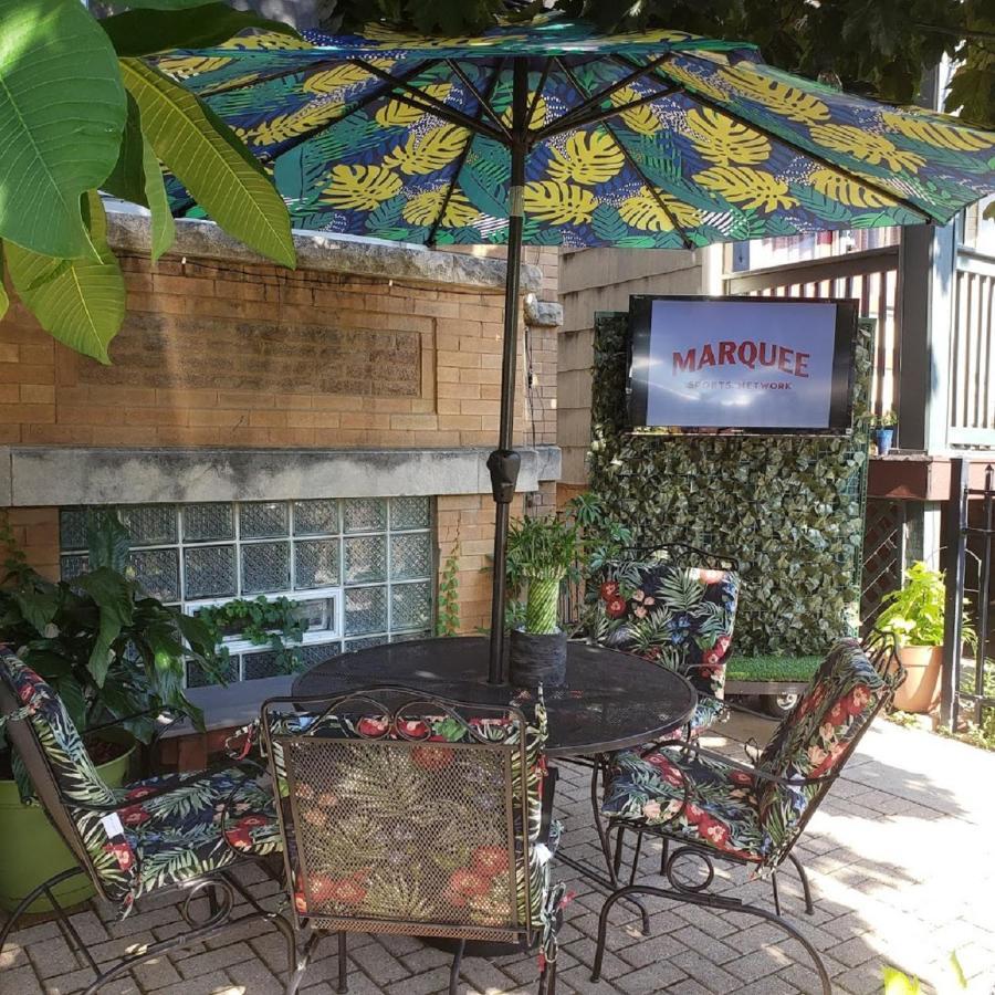 Wrigleyville Oasis * Chicago