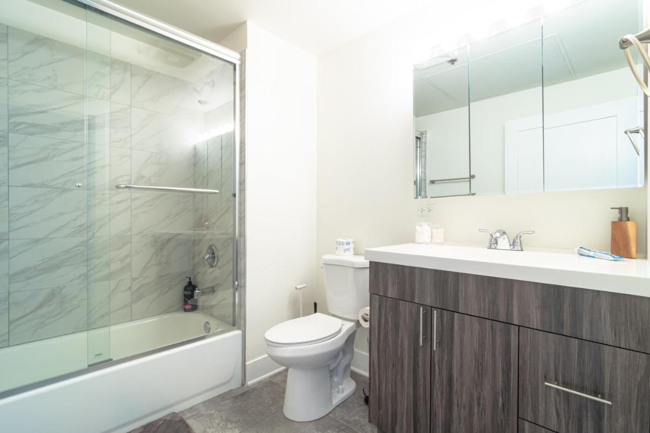 Mccormick Place: Modern Downtown Loft With Optional Parking Apartment
