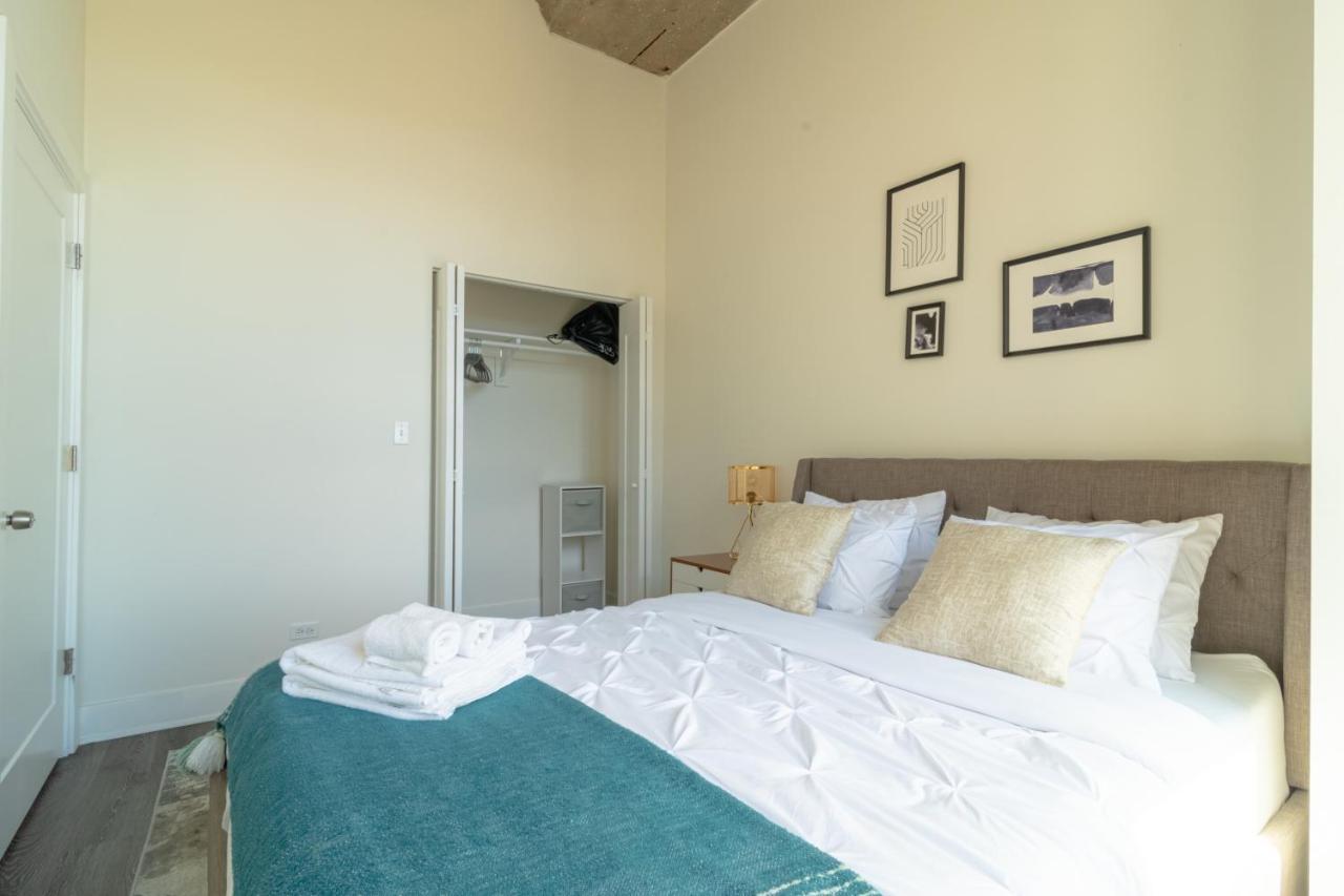 Mccormick Place: Modern Downtown Loft With Optional Parking Apartment *