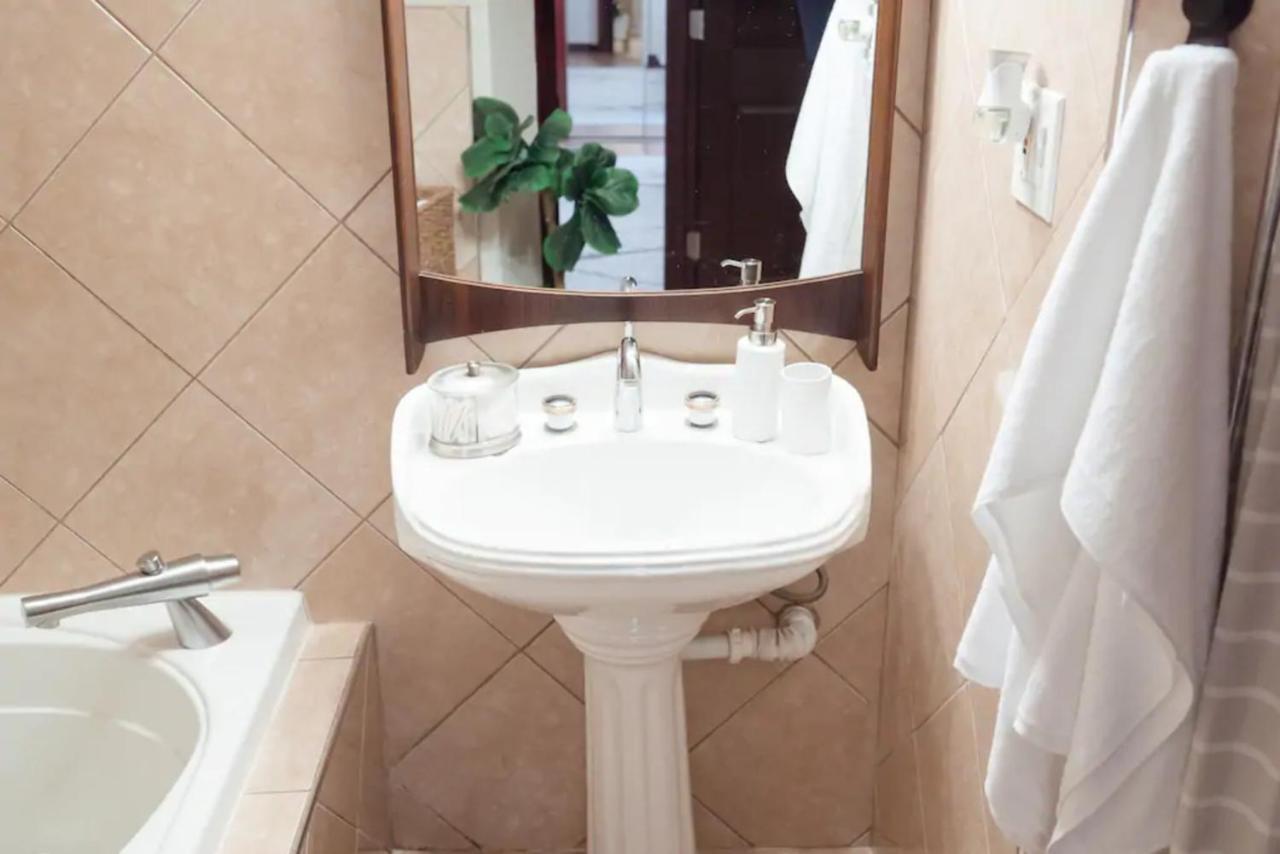 2br Airy & Tidy With Free Covered Parking - Modern *