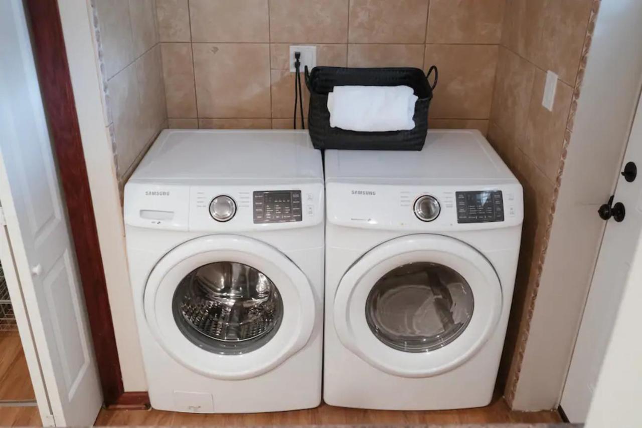 2br Airy & Tidy With Free Covered Parking - Modern Apartment