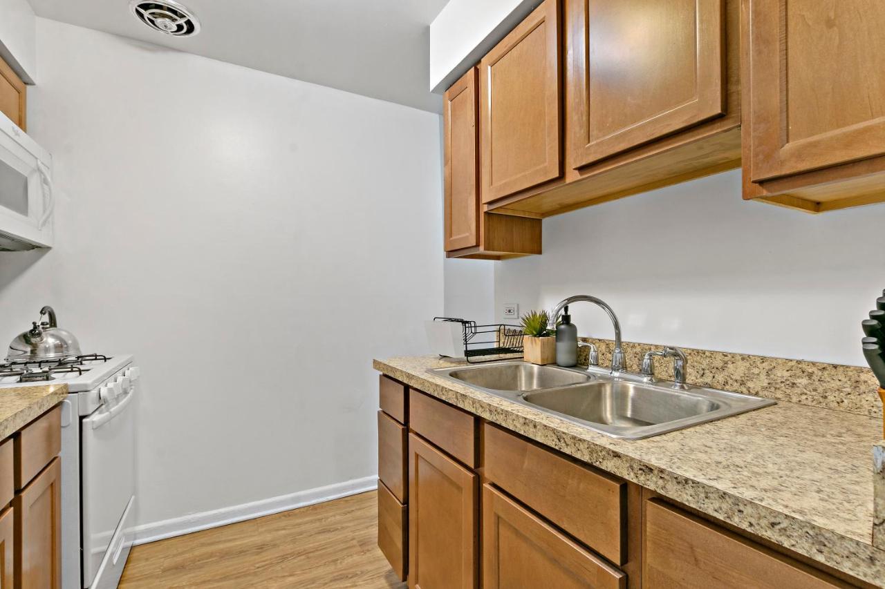 Stunning 1br At Center Of Lakeview - Oakdale 211 Apartment