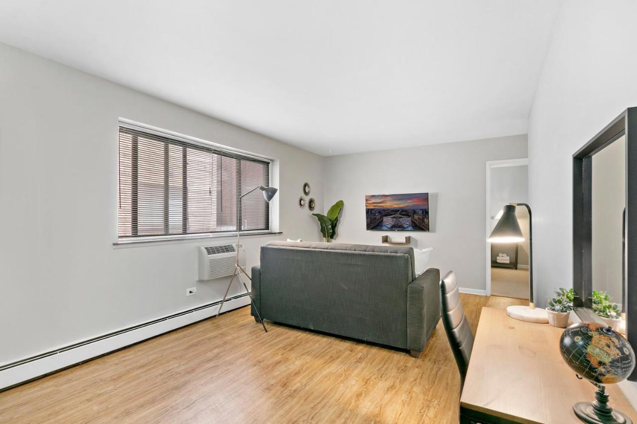 Stunning 1br At Center Of Lakeview - Oakdale 211 Apartment *