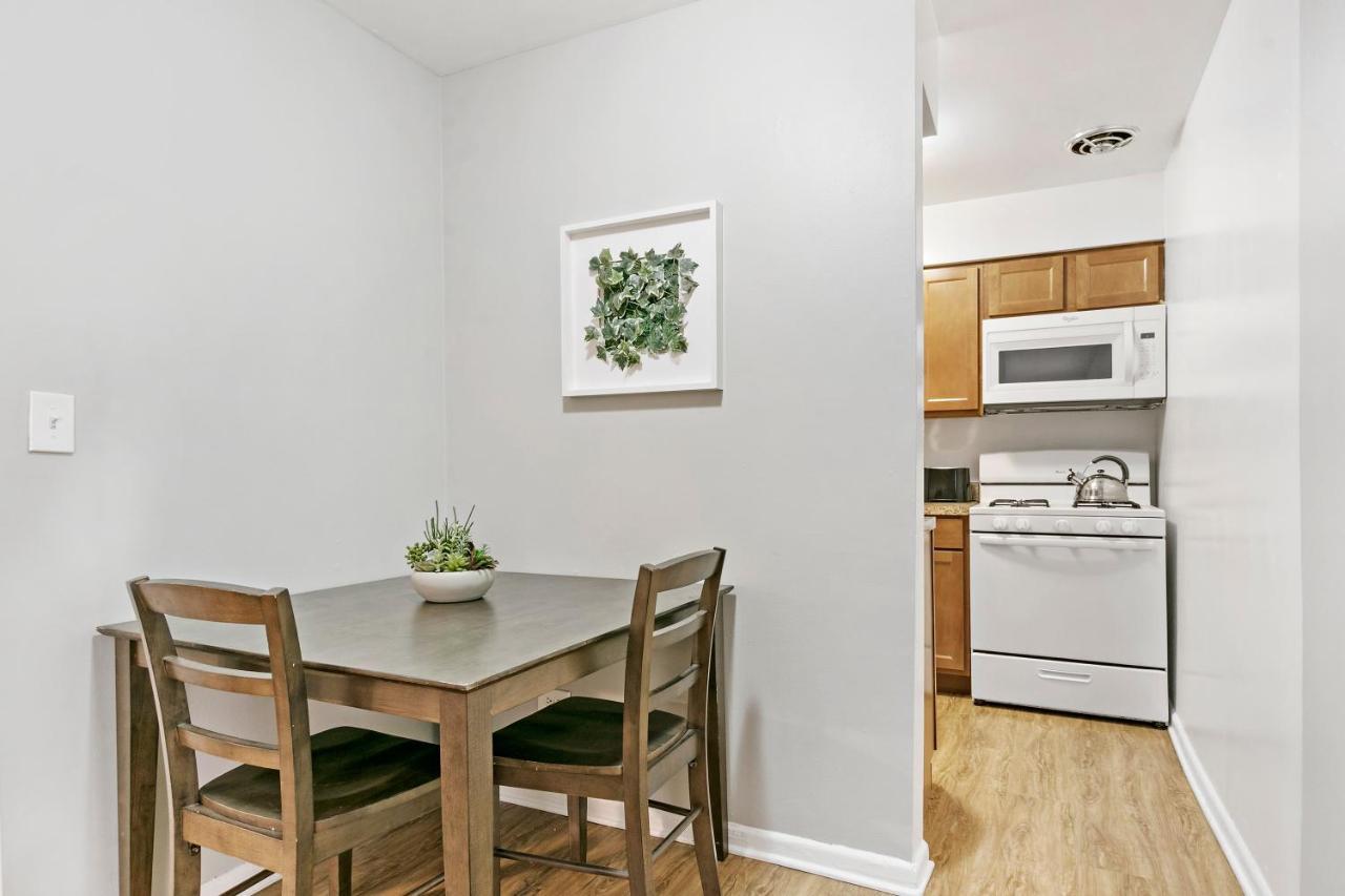 Apartment Stunning 1br At Center Of Lakeview - Oakdale 211 Chicago