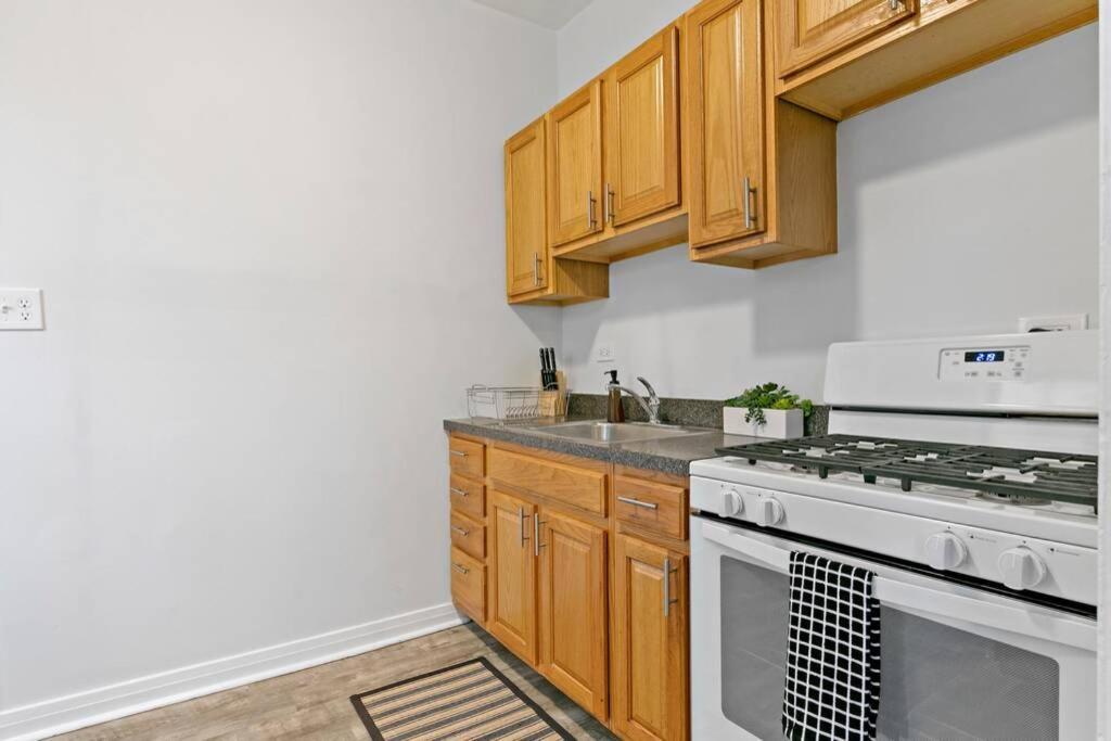 Well-furnished 1br Apt In Popular Spot - Belmont J3 Apartment *
