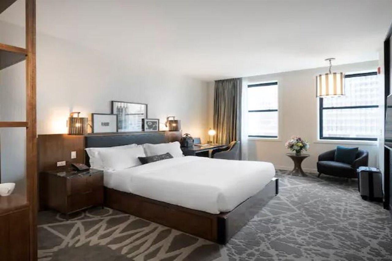 Londonhouse Chicago, Curio Collection By Hilton