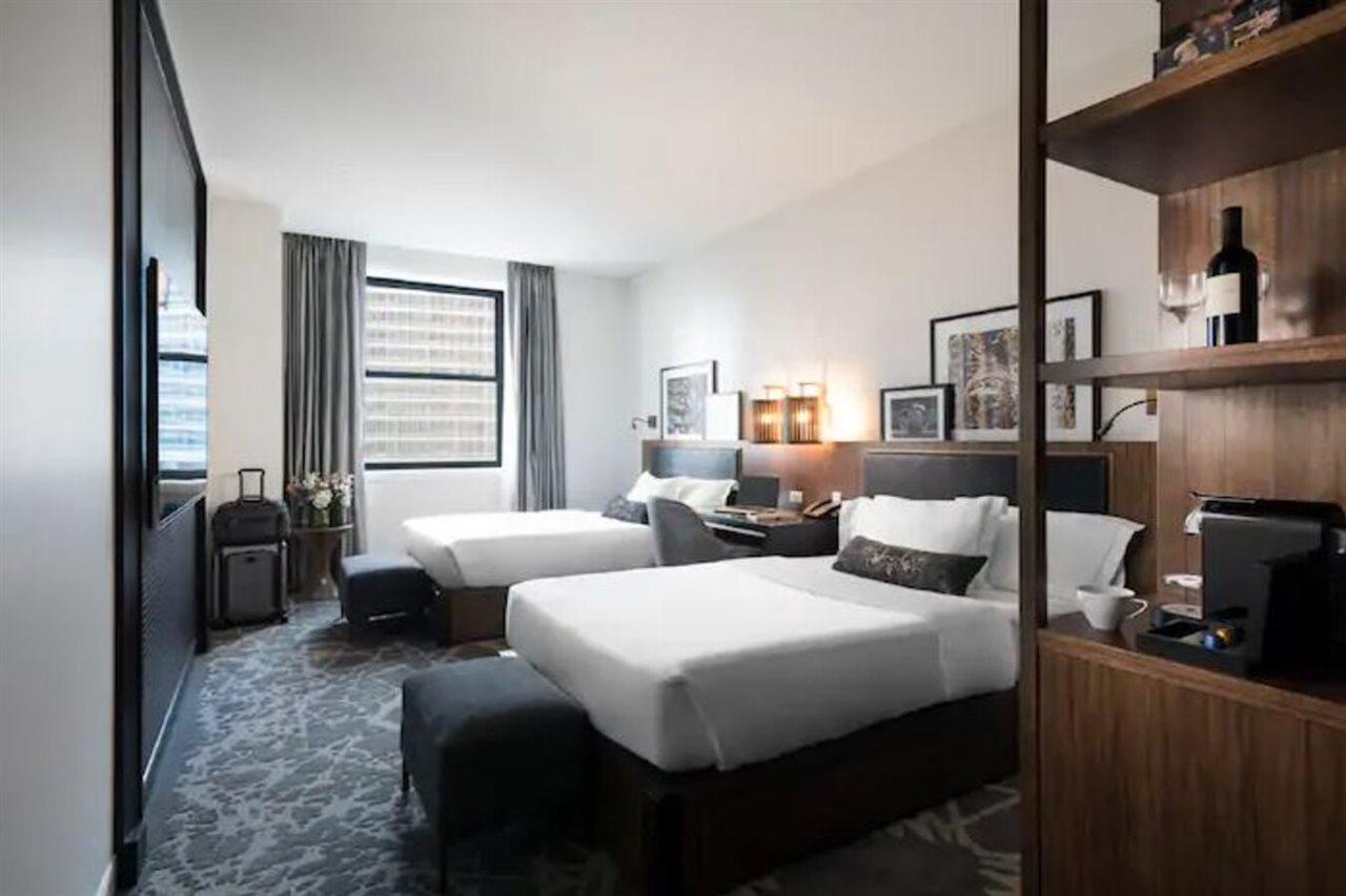 Londonhouse Chicago, Curio Collection By Hilton