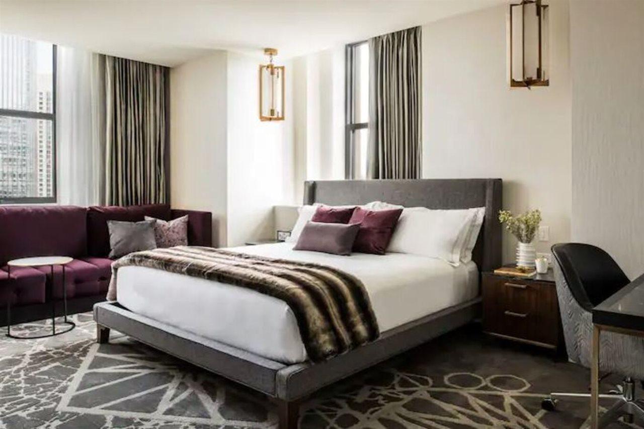 Londonhouse Chicago, Curio Collection By Hilton