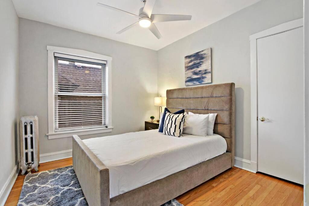 2br Roomy Apt Near Shops, Dining And Transpo - Eastwood 3f Apartment *