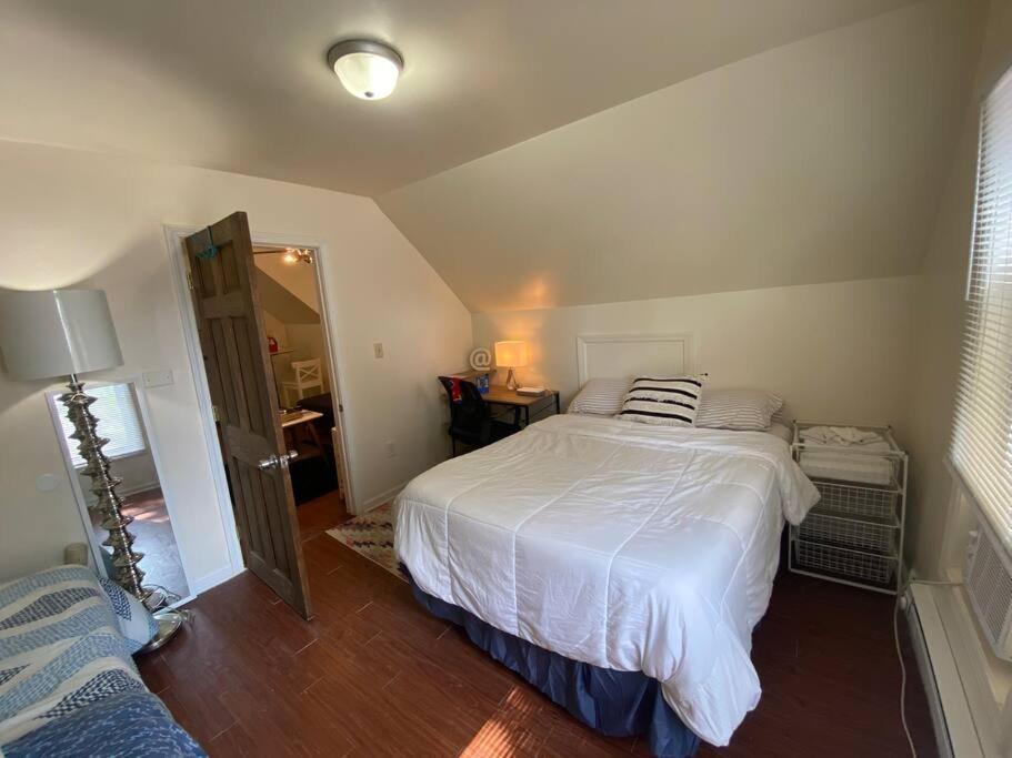 The Red Line Apartment *