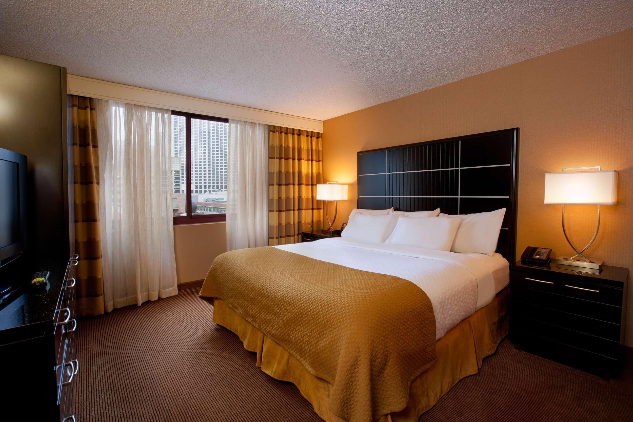 Embassy - Downtown River North Hotel