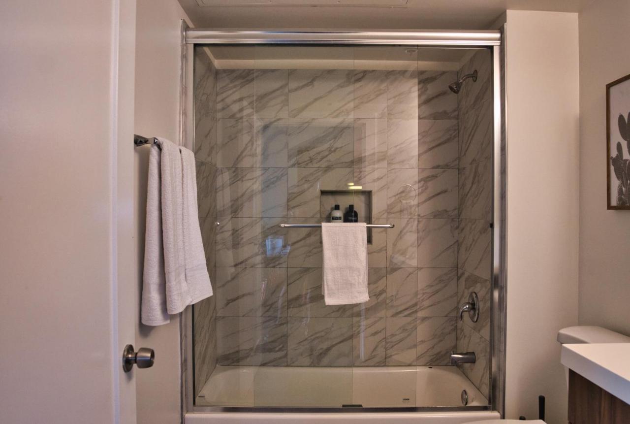 Skyline View Patio Suite: Mccormick Place 3br Retreat Apartment