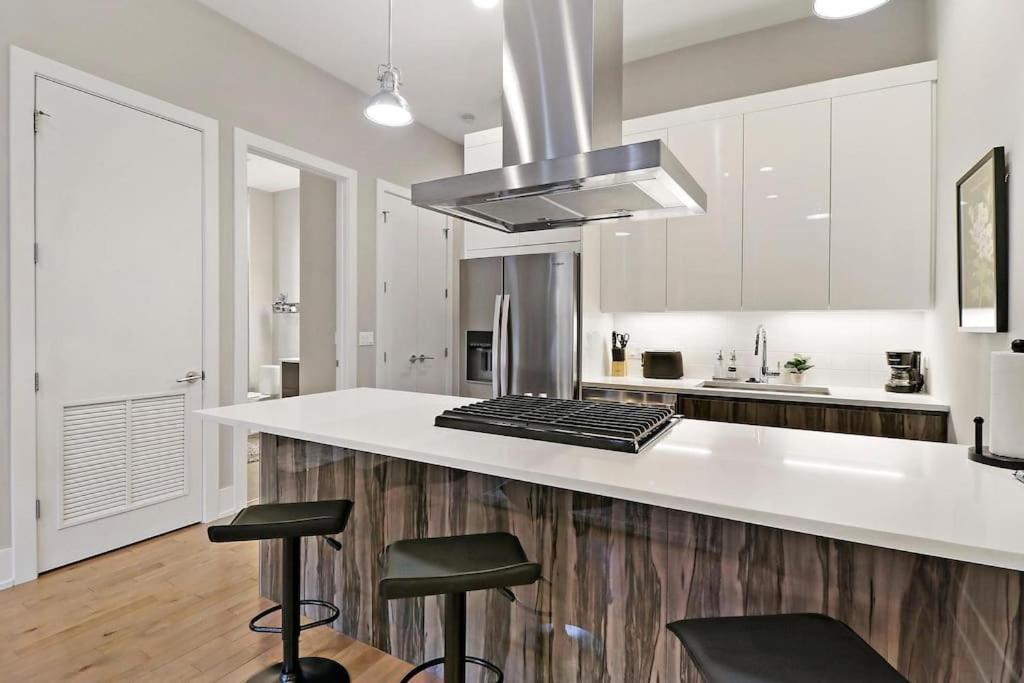 Apartment 1-bedroom Minimalist Apt With Laundry - Crosby 204 Chicago